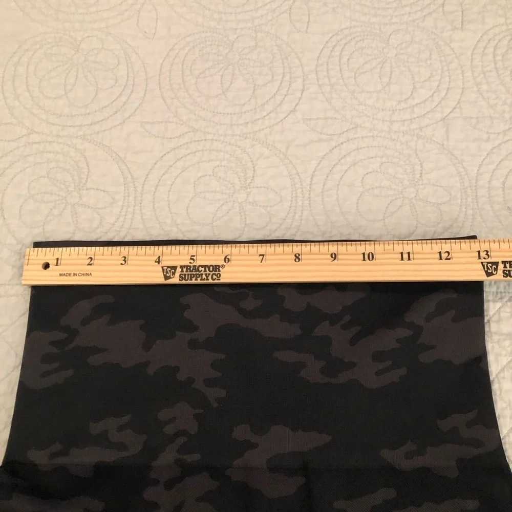 Spanx Look At Me Now black camo seamless leggings. Women’s size XL.